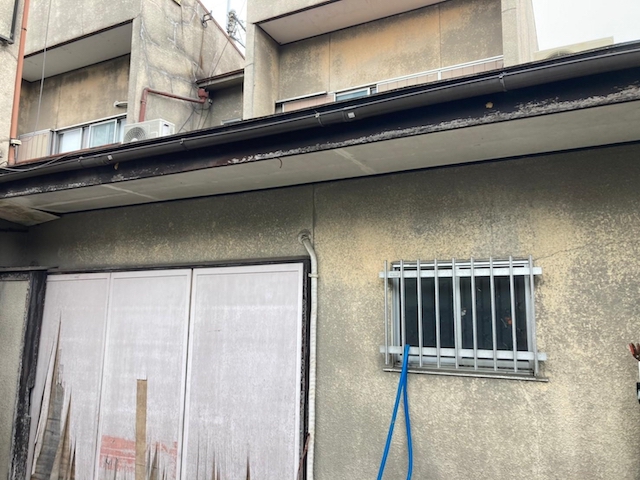 八尾市スレート屋根の雨漏り補修・カバー工事の現調。雨漏りが激しく室内が朽ちてきたためご相談